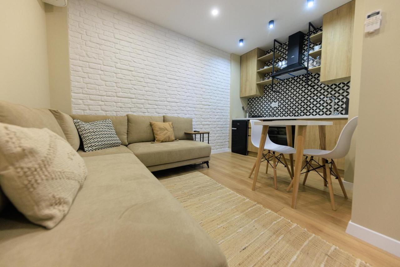 One-Bedroom Rooftop Skyline Central Hidden Gem In Тирана Экстерьер фото